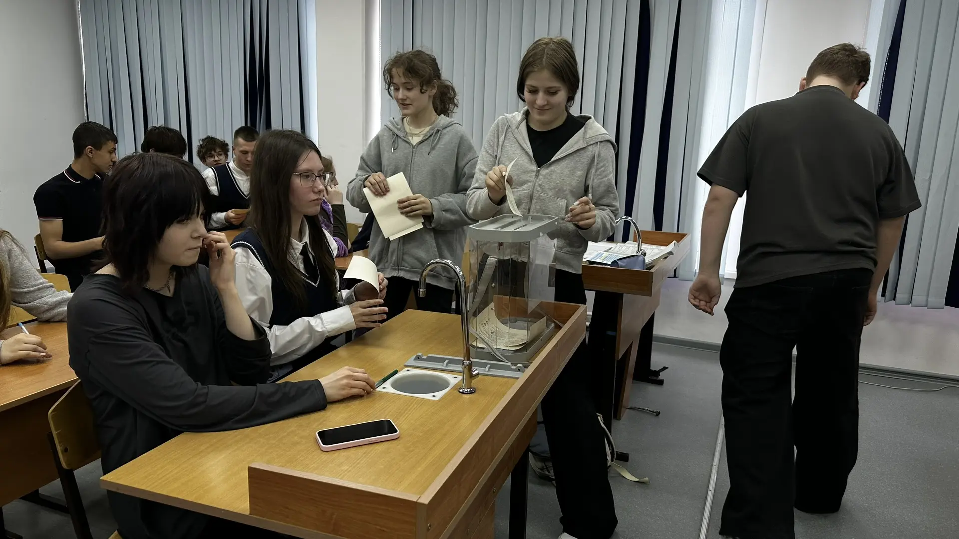 🗳️ Неделя молодого избирателя: ученики 8–9 классов на выборах!