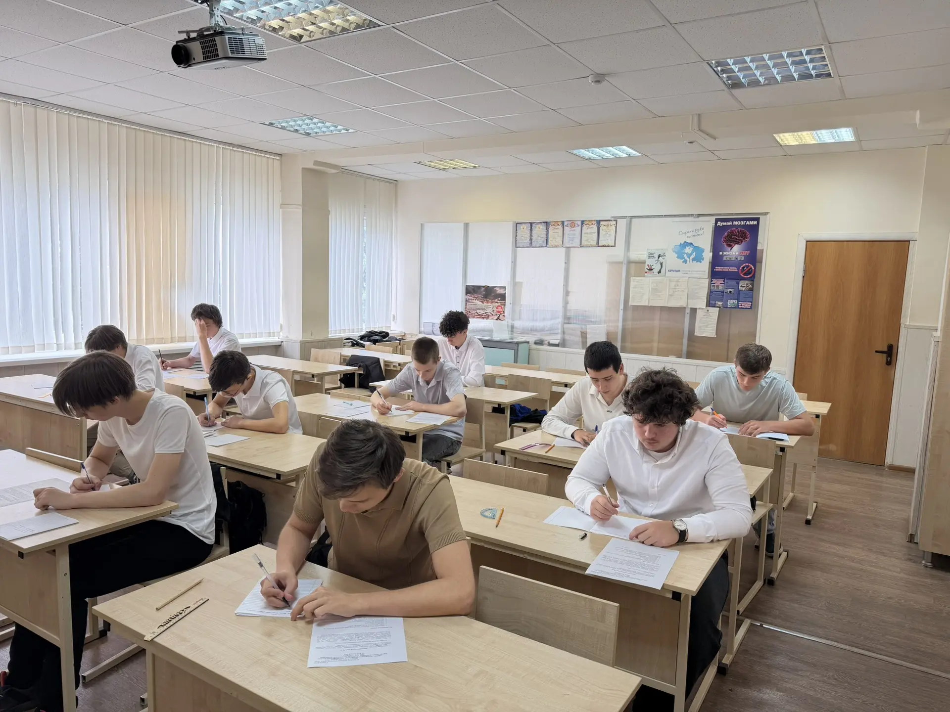 Сессия — время испытаний, но не паники! 📚

В Лермонтовском колледже началась летняя экзаменационная