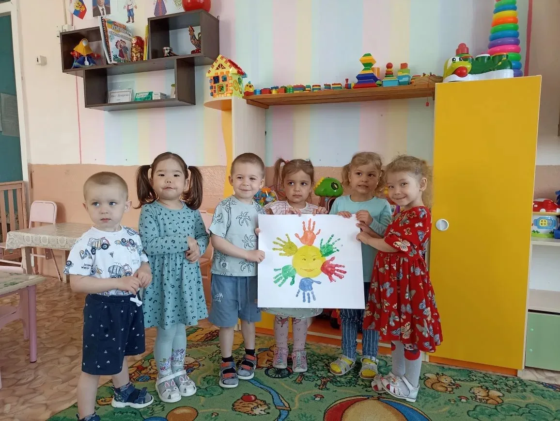 Малыши выполнили коллективную работу на праздник День защиты детей!