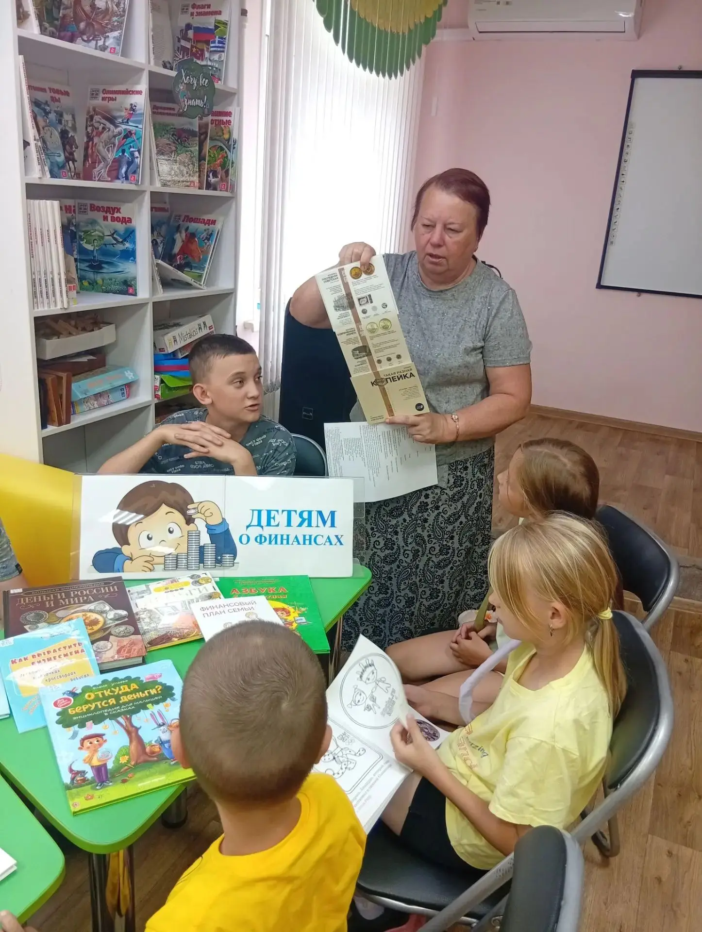 В детской библиотеке ко Дню Государственного флага России проведён цикл мероприятий. В ...