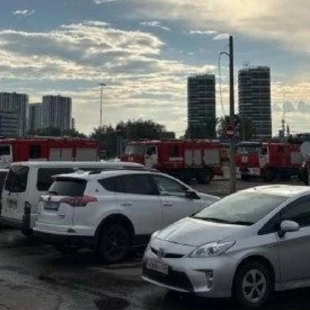 🚒Больше 10 пожарных машин приехали к ТЦ «Кубатура» в Красноярске

Спасатели приехали на вызов, кото