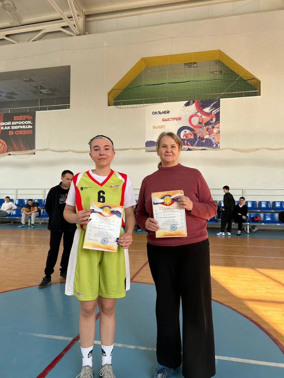 🏀 Наши парни и девушки - гордость школы!  Сегодня в ФОК «Центр-ЮГ» проходил муниципальный этап сорев