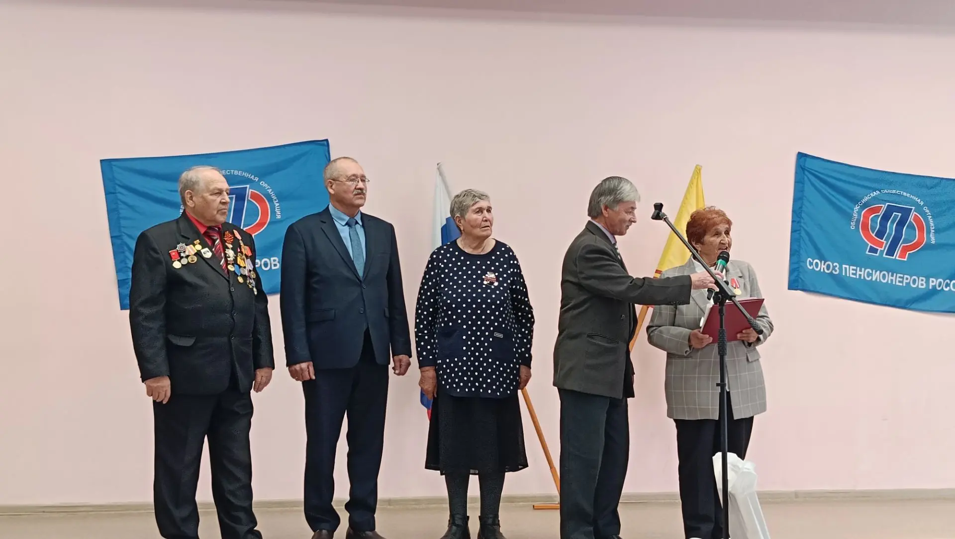 Поздравили ядринцев и соседи, председатели местных отделений Союза пенсионеров России.