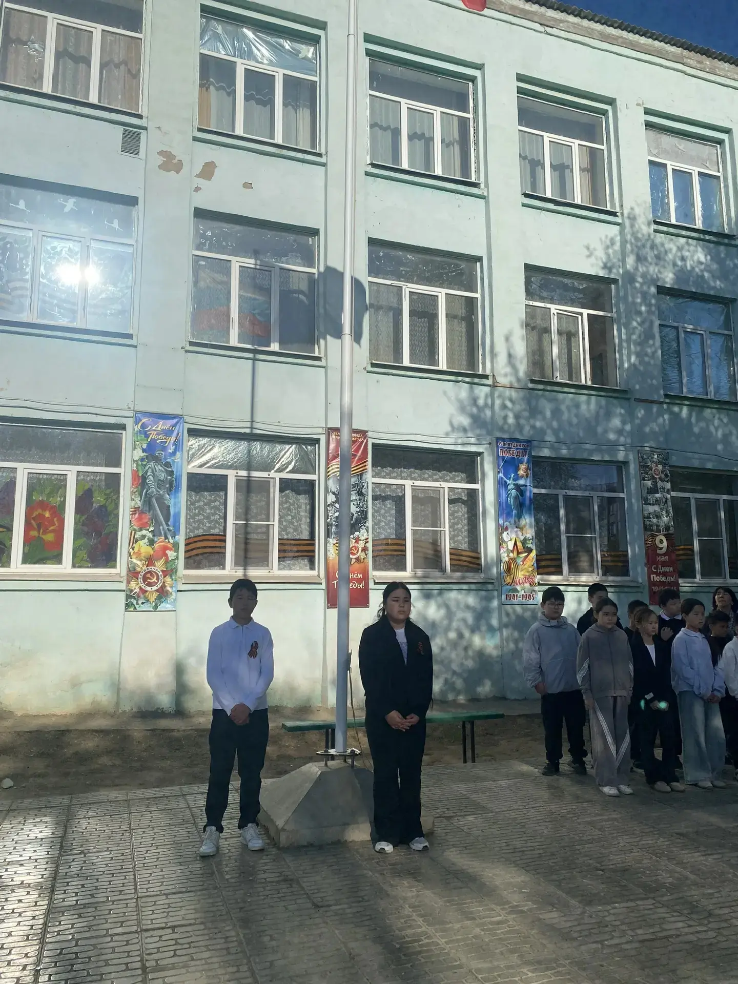 🇷🇺 В понедельник в нашей школе прошла традиционная еженедельная линейка, которая началась с поднятия