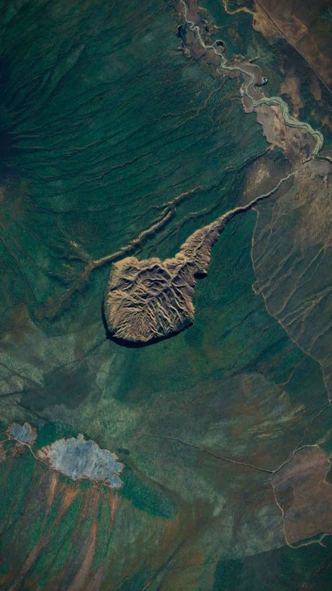 🇷🇺 Российский провал видно из космоса 🧊 🌋   А что это такое? 🧐   Огромный кратер в вечной мерзлоте в