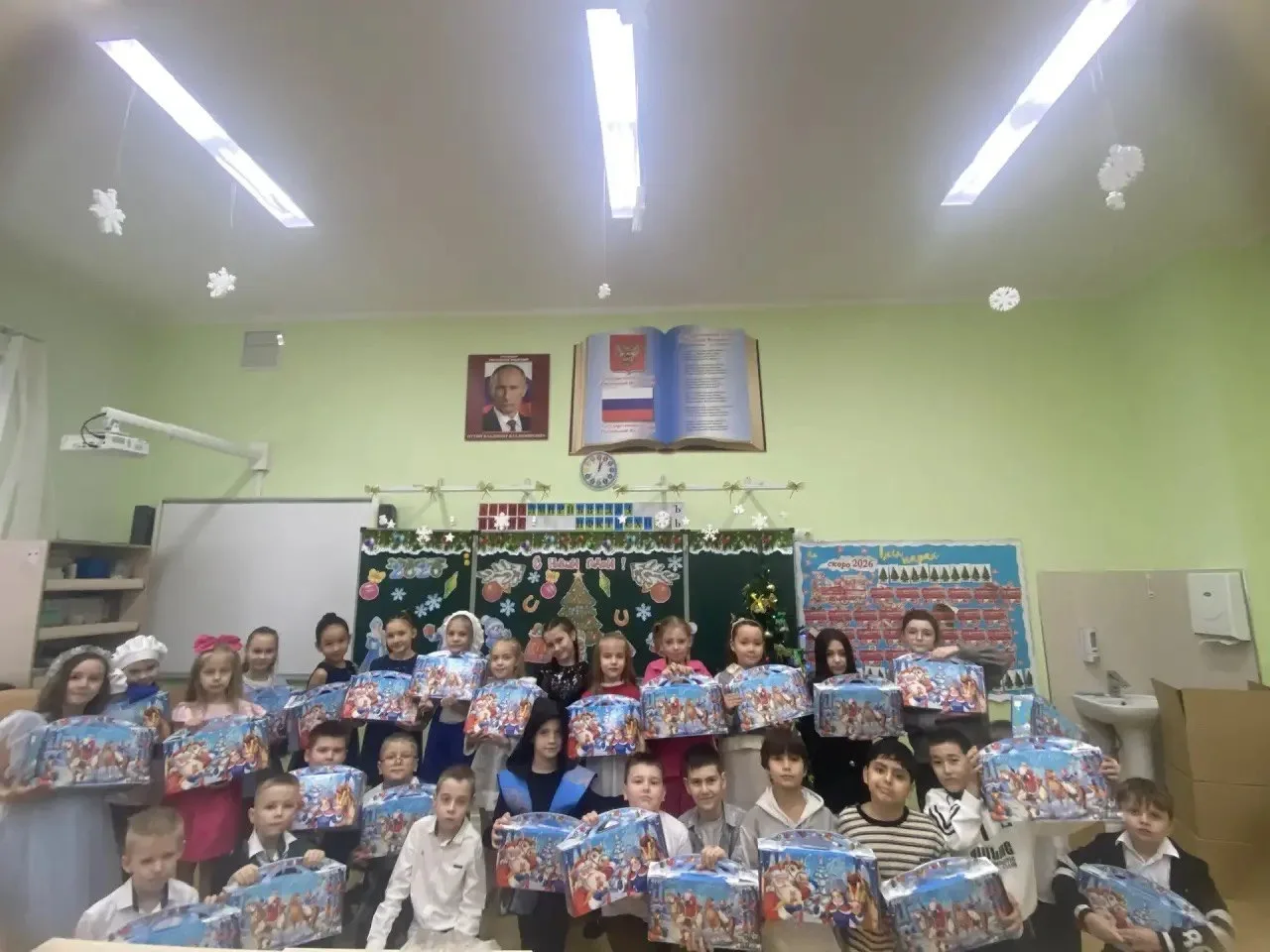 🎄✨ Новогодние подарки для учеников 1–4 классов ✨🎄  В преддверии Нового года ученики 1–4 классов трад