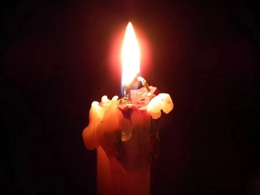 ​Отжиг🕯️🕯️🕯️  Взять восковую свечу среднего размера. Свечу обернуть салфеткой, так, чтобы она стояла
