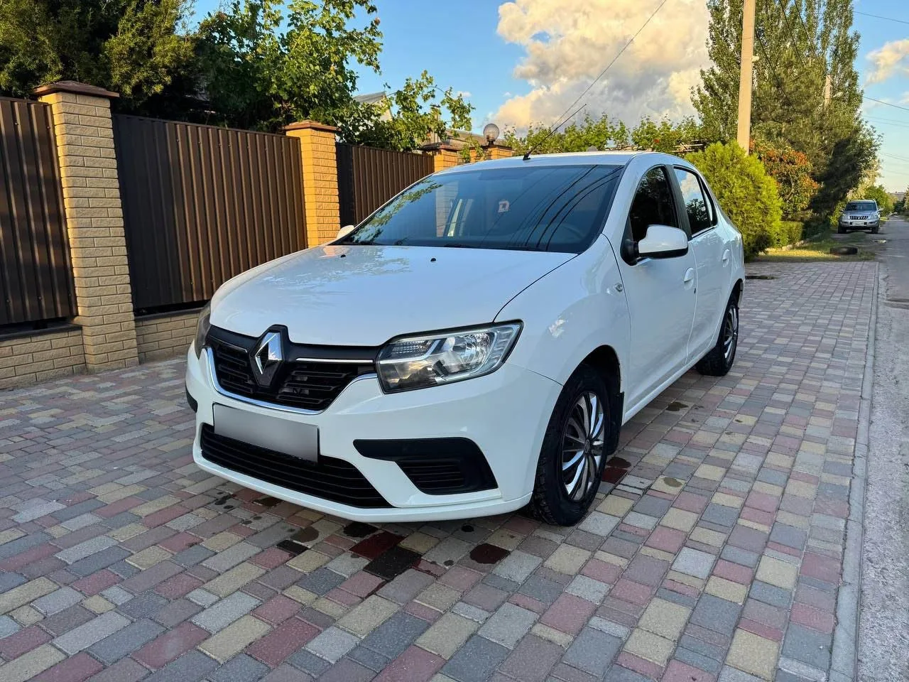 Продам Renault Logan 2020, 1.6 бензин, автомат, б/у, 750 000 руб.