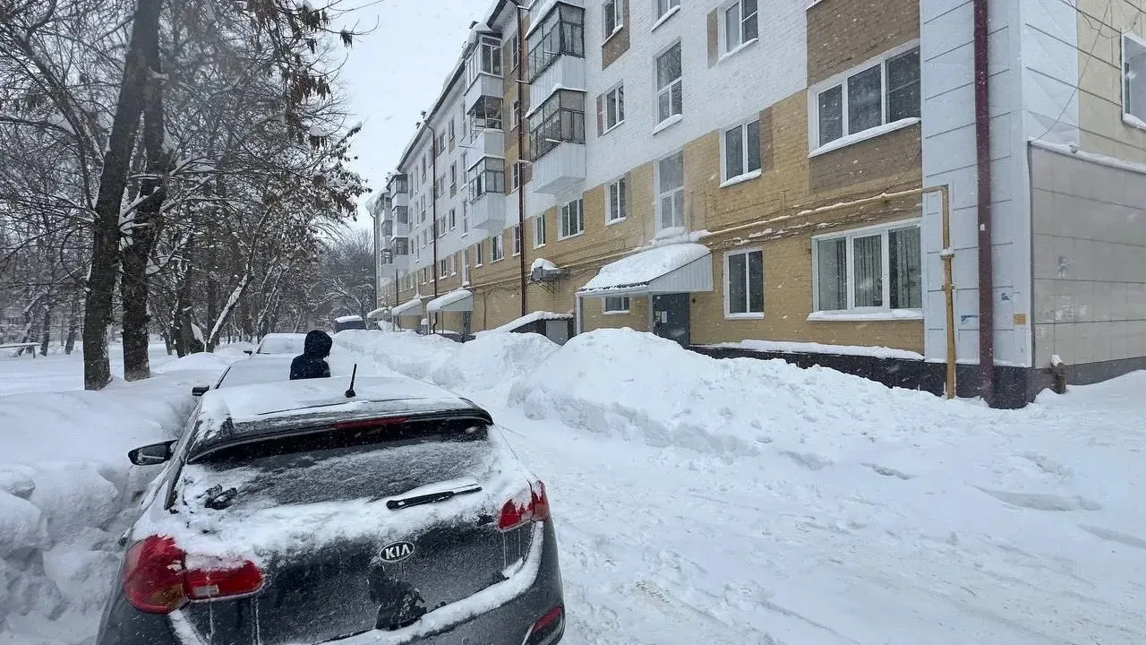 Почему мы счищаем снег и лёд с крыш? Ваша безопасность — наш приоритет