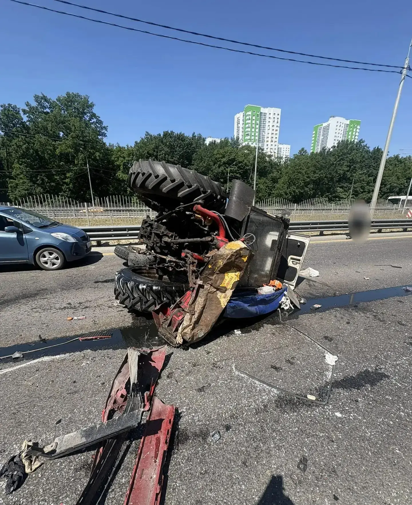 Момент аварии с перевернувшимся трактором на Московском проспекте