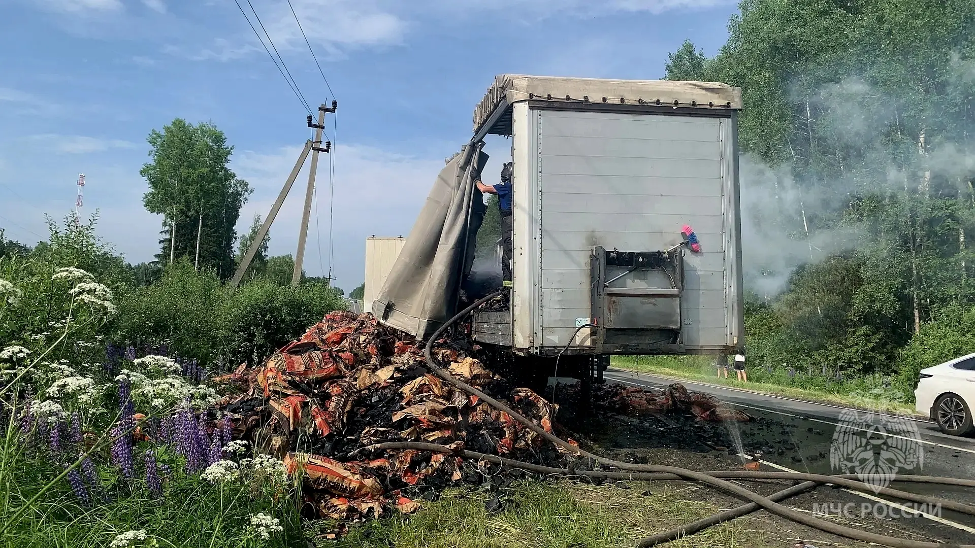 Остались без угля

Возгорание кузова грузового автомобиля ликвидировали пожарные МЧС России на автод