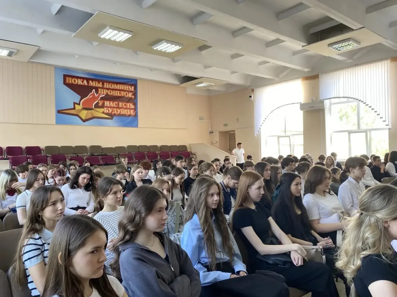 Встреча с музыкой: ансамбль «Забава» выступил в нашей школе в Год единства народов России 🇷🇺   Сегод