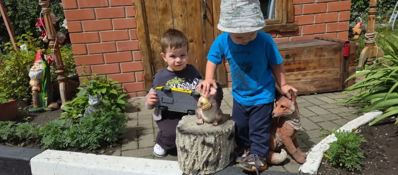🌿 Кто живет в нашем саду? Наши маленькие исследователи на прогулке! 🐰🦊🐑 

Лето — это волшебное в