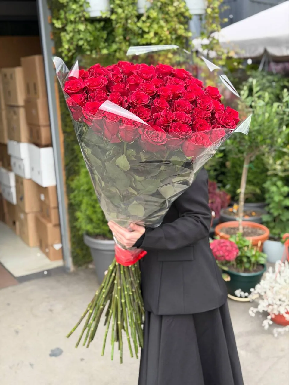 Роскошный букет, который скажет всё без слов! 💕

На фото — пышный букет из 49 красной розы 120 см :