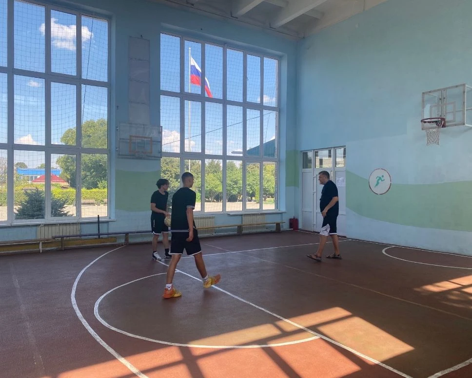 🤾‍♂️🤾‍♀️На базе МБОУ СОШ № 33 ст.Архангельской проходят тренировки по баскетболу.