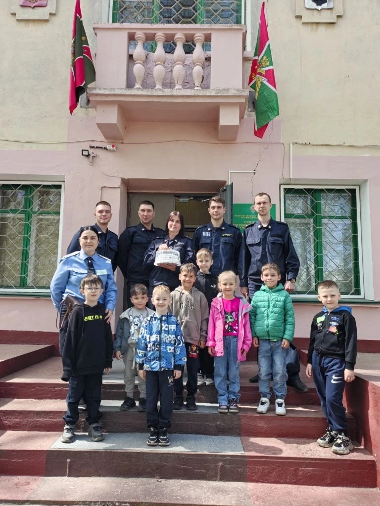 "Радостные улыбки и искренние поздравления: День Пограничника глазами детей"🥰