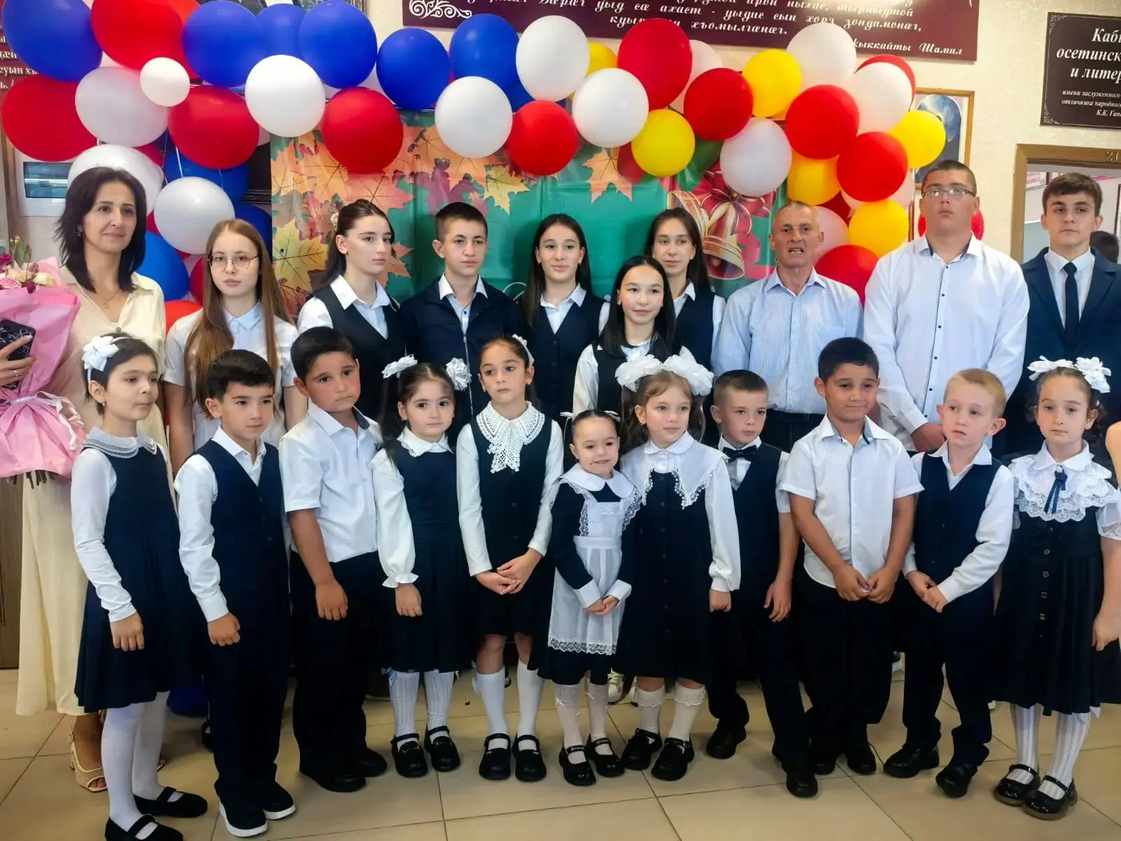 🎉 Сегодня особенный день — День Знаний! Для кого-то это первый в жизни школьный звонок...