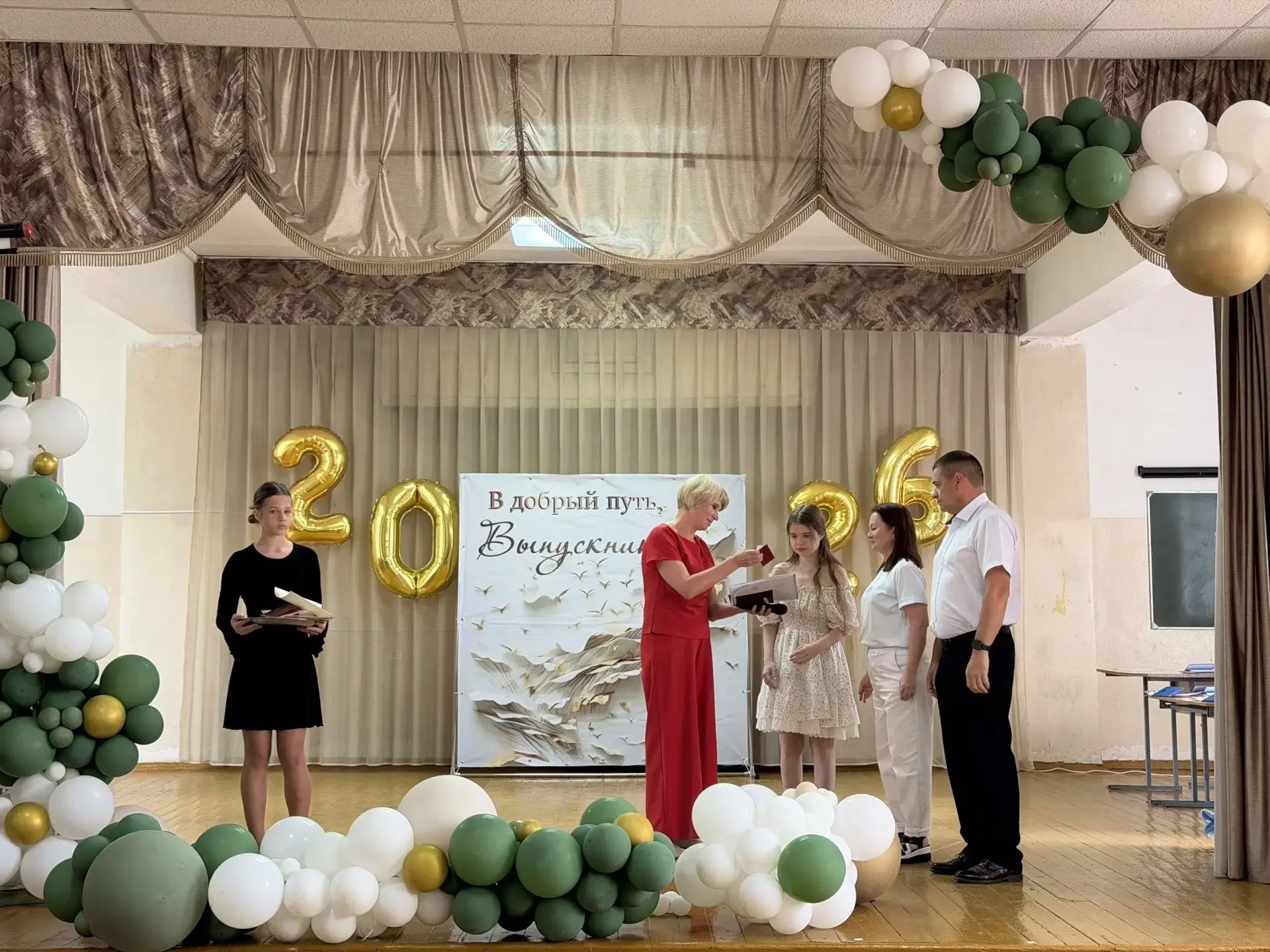 🌟 НАША ЗОЛОТАЯ МЕДАЛИСТКА ВНОВЬ НА ВЫСОТЕ!
Мы продолжаем гордиться нашими выпускниками! Сегодня при