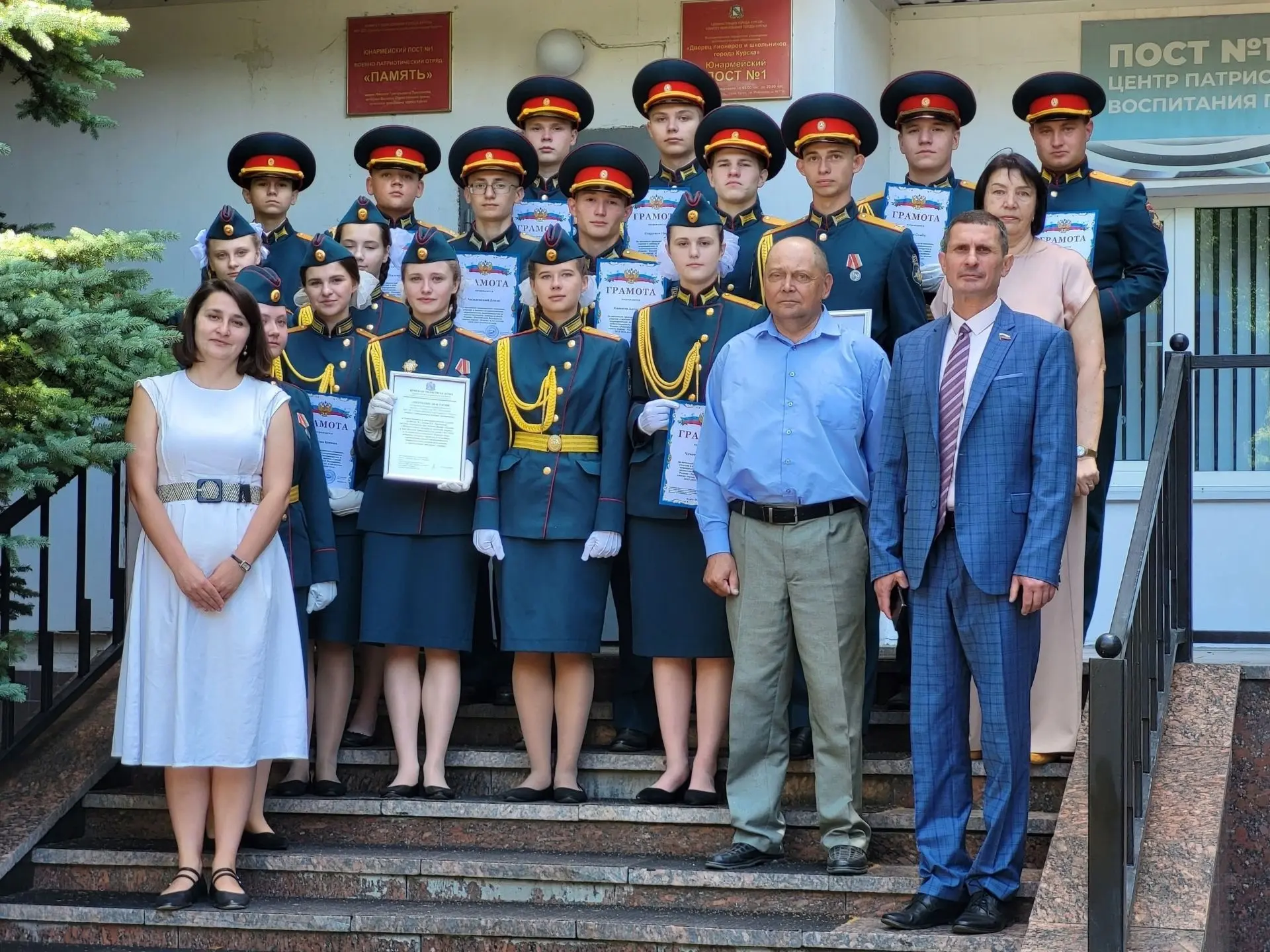 🇷🇺 Сегодня состоялся торжественный выпускной для постовцев отряда «Память» и учеников 11-х классов