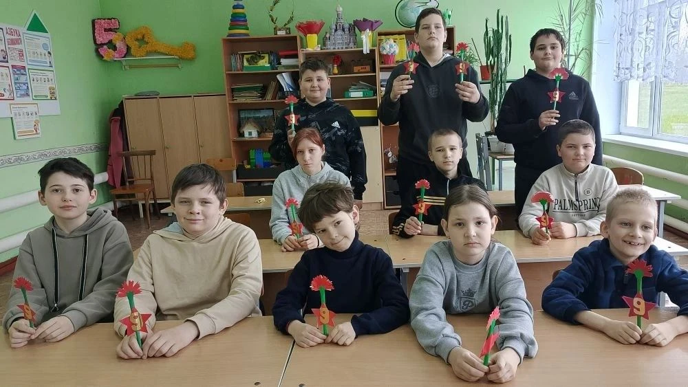 В преддверии Дня Победы для учащихся 1-7классов состоялся мастер-класс по изготовлению поделки" Гвоз