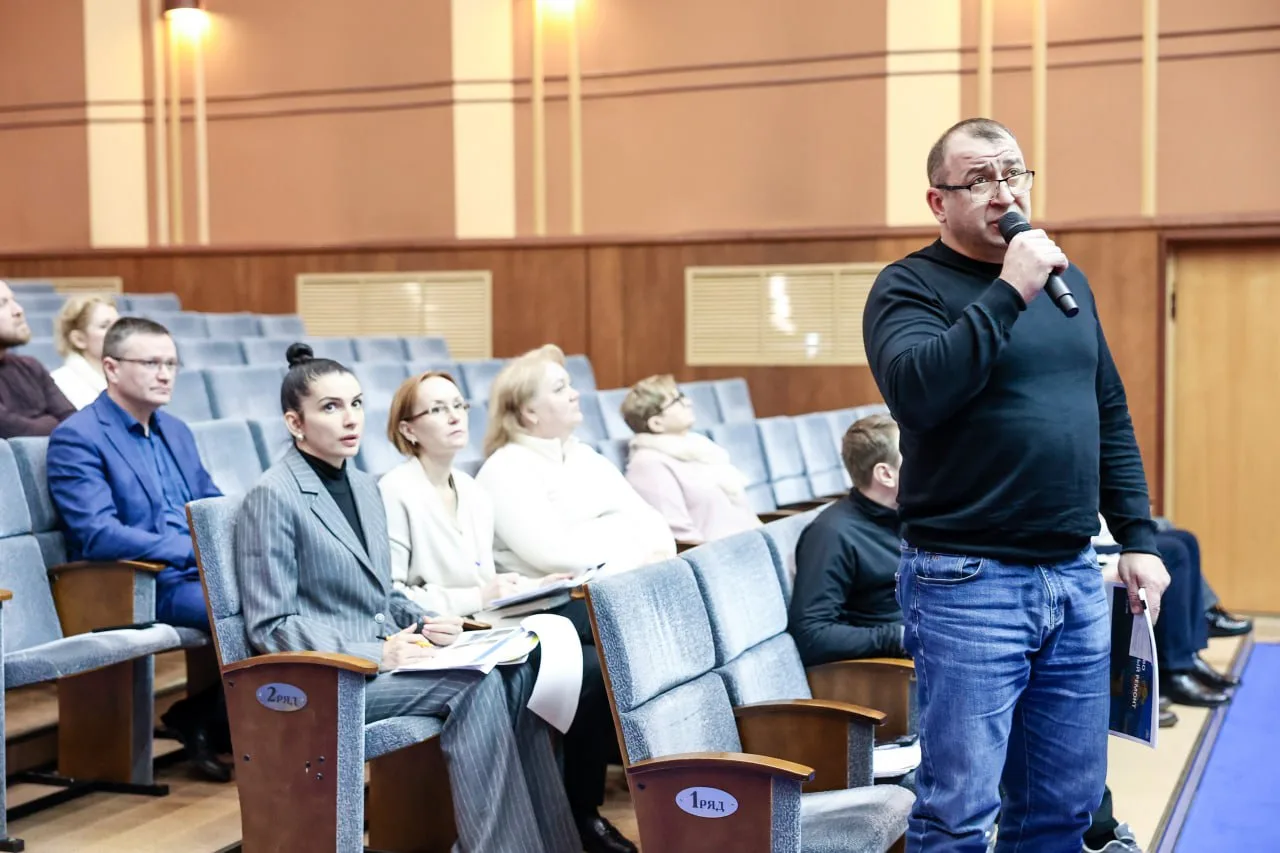Провел заседание строительного штаба, подробно остановившись на проектах развития инфраструктуры и о