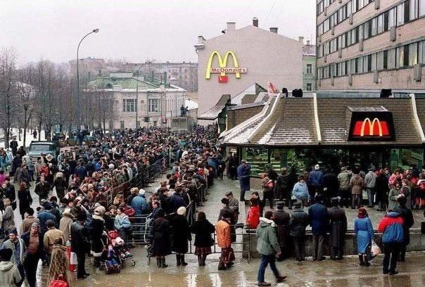 Очередь у первого McDonald's в Москве, 1990 год.