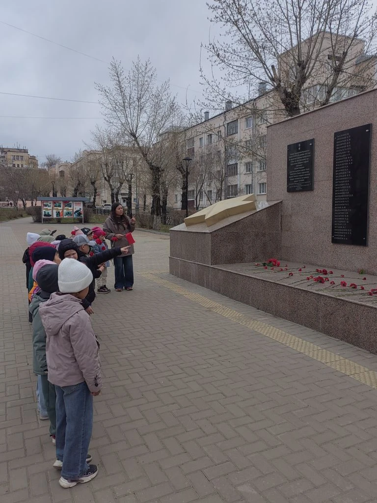 Сегодня состоялась торжественная церемония возложении цветов к мемориал павшим воина и ...