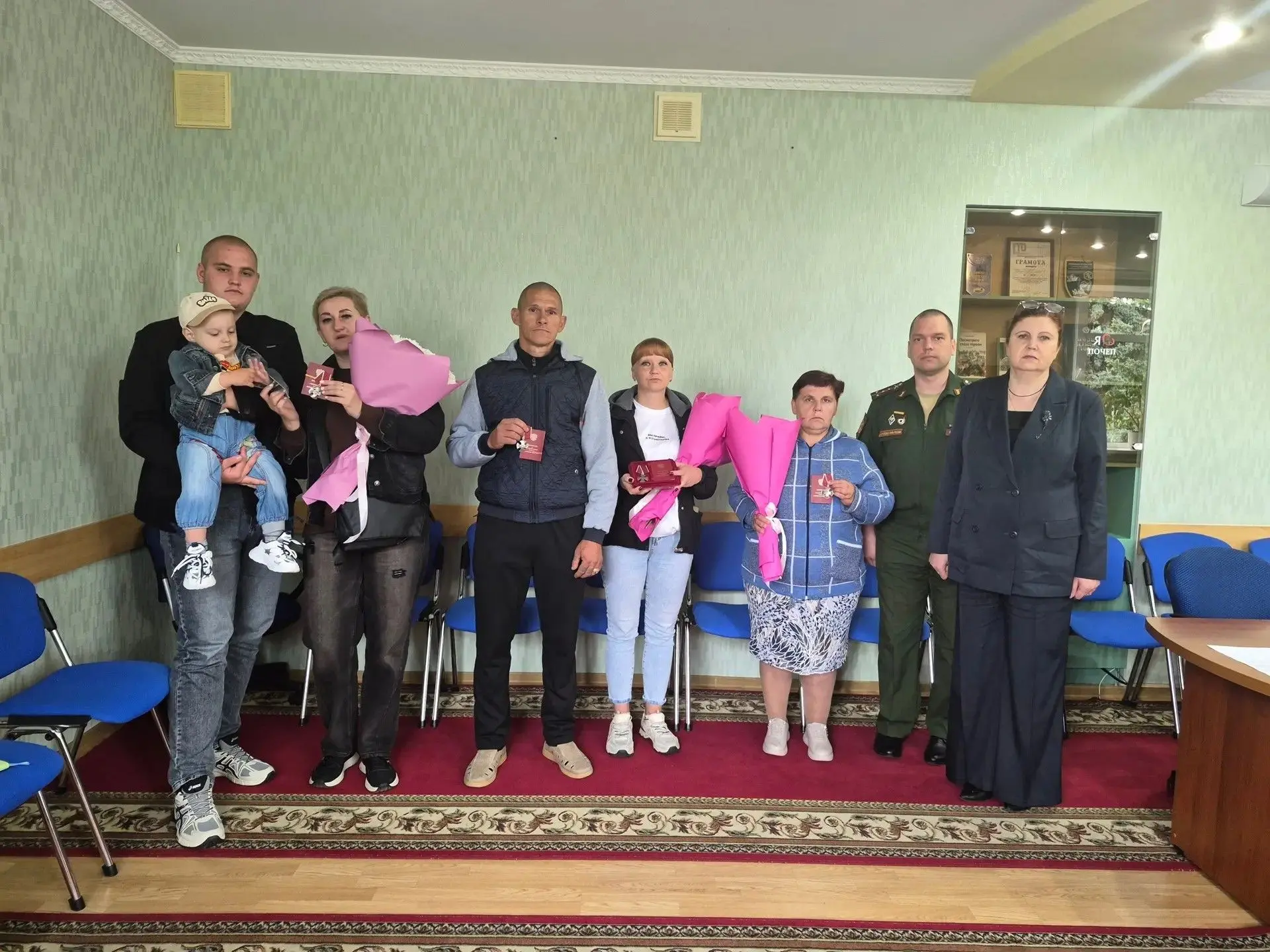 В администрации Почепского района состоялась трогательная и важная церемония – родственникам воинов,
