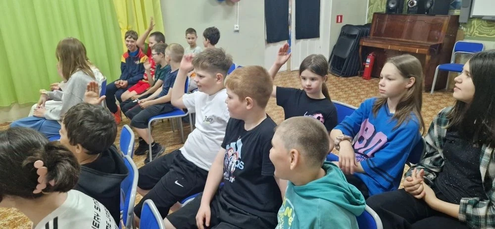 🌤️Ребята из пришкольного лагеря #СШФакел с пользой проводят время, побывав в центральной библиотеке