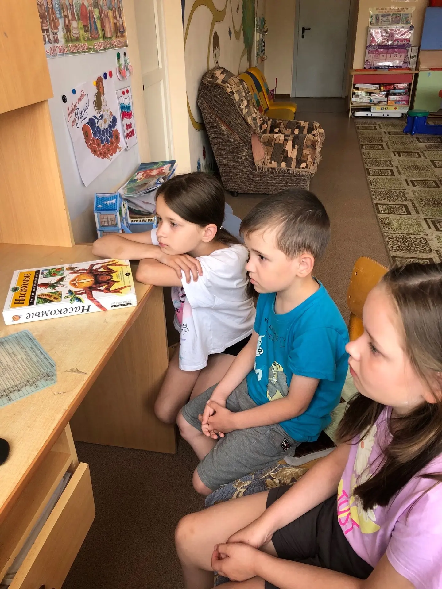 ☀️ Лето — лучшее время для прогулок и игр на свежем воздухе.
🐝 Но именно в этот период дети чаще вс