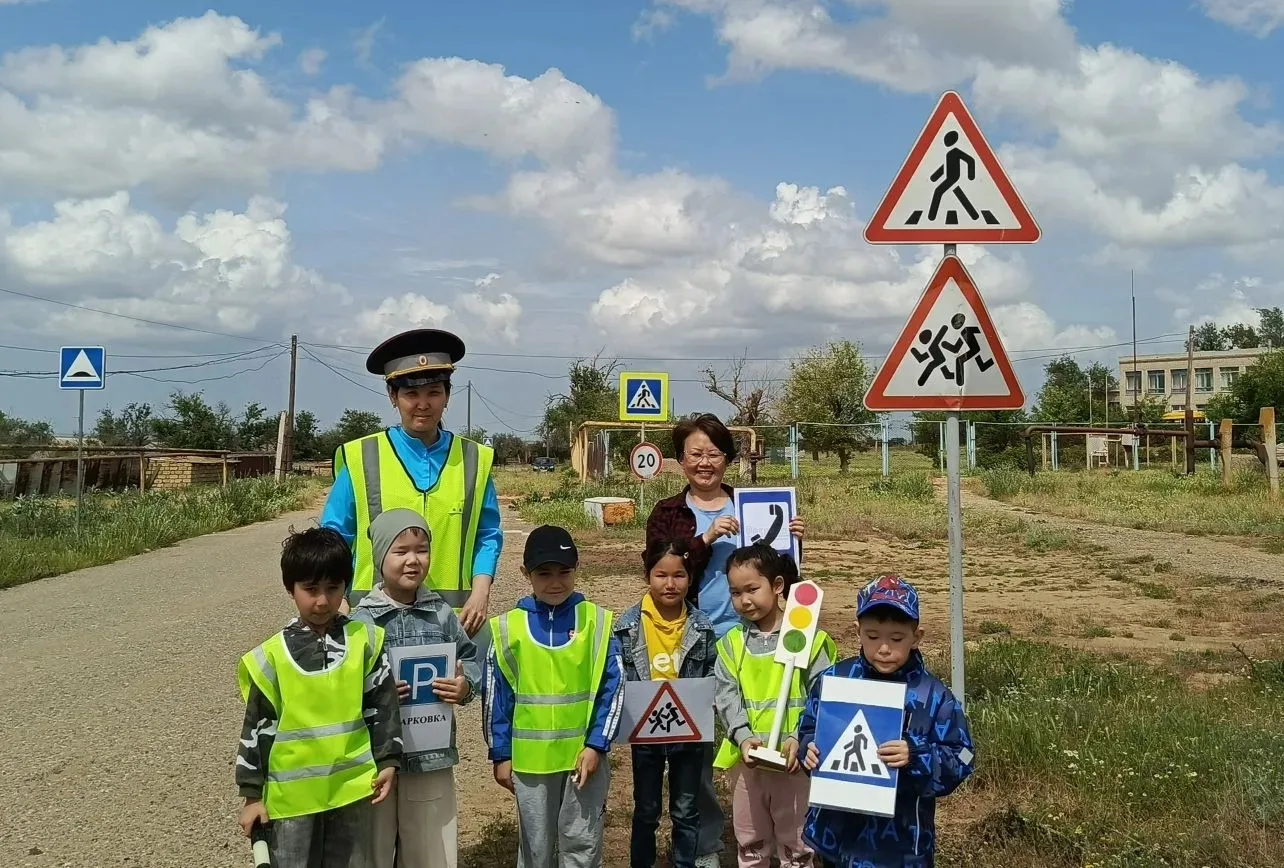 🚸 В преддверии летних каникул воспитатели провели беседу и прогулку: дети изучали дорожные знаки пр