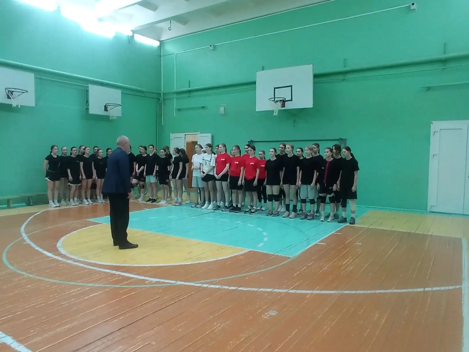 7-8 апреля в спортивных залах Есинской, 5 и 9 школ проходило Первенство города по волейболу среди юн