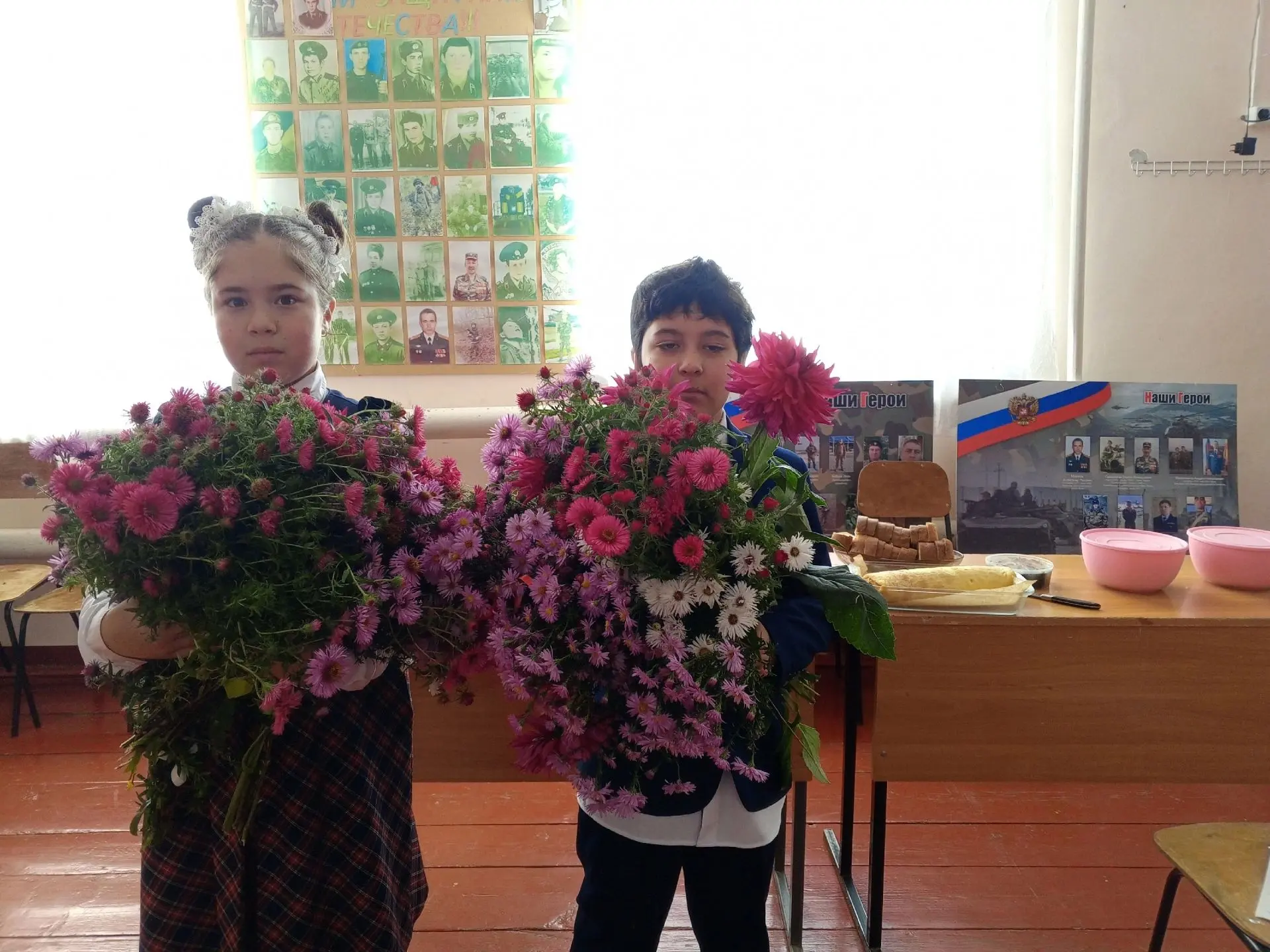 Сегодня в тёплый осенний праздник «День мудрости, добра и уважения» юные волонтеры Верх...