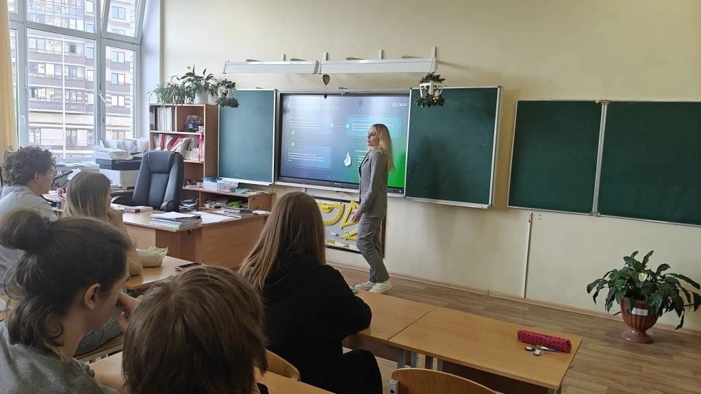 Необычный, но жизненный урок для десятиклассников Муринской СОШ №3 провели представители Сбербанка. 