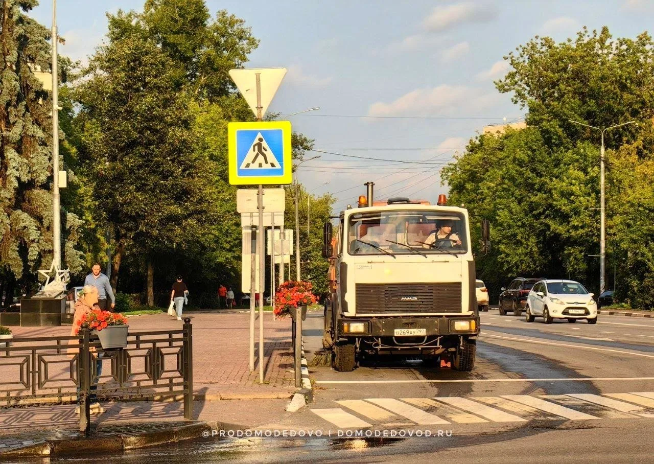 Уборка улиц в Домодедово. У бордюров тоже подметают. 

📸АА для @prodomodedovo