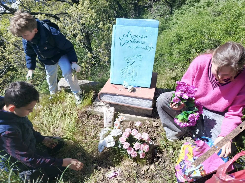 🌿25.04.26г.привели в порядок могилу Мурочки Чуковской в Алупке 🌿