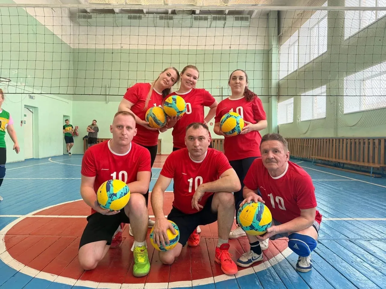 🏆Поздравляем команду сотрудников школы с почетным 2 местом на соревнованиях по волейбо...