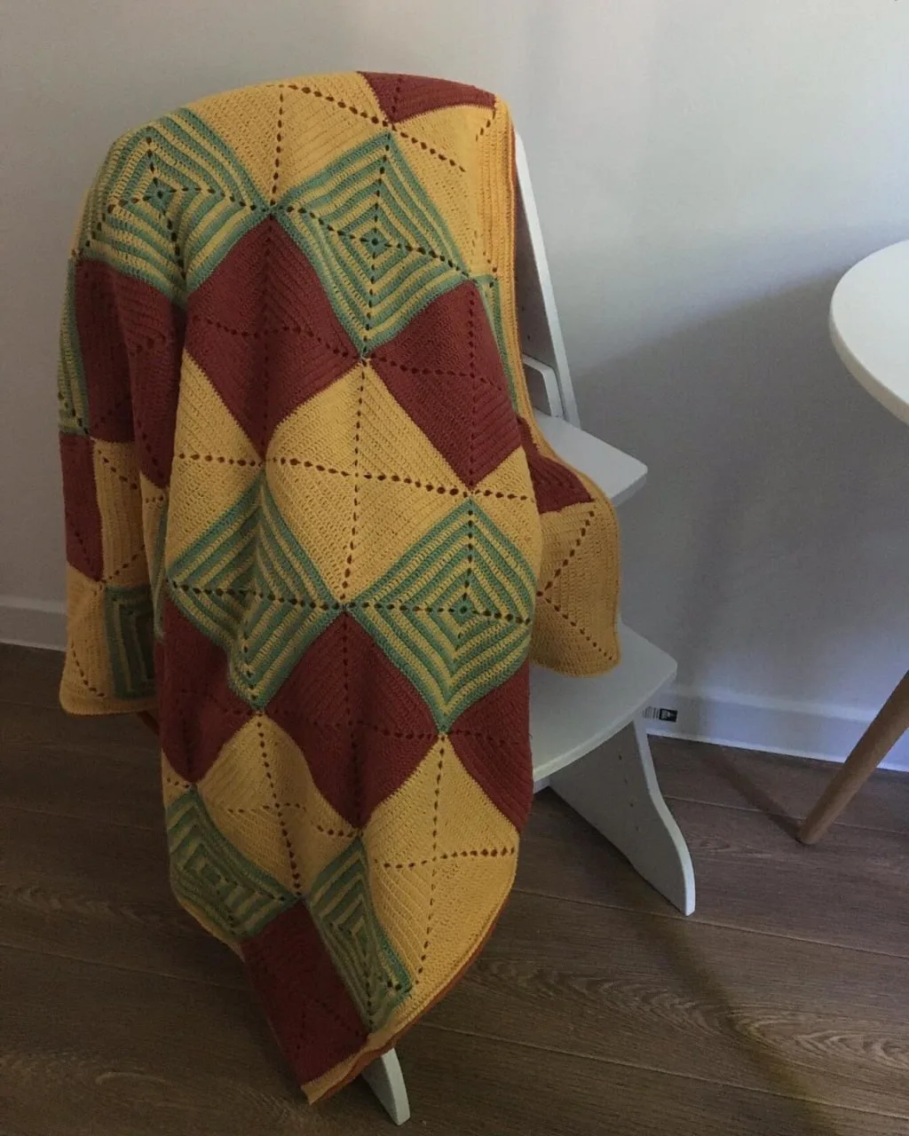 🧶 Плед квадратами с одинаковым узором, но разными цветовыми решениями.