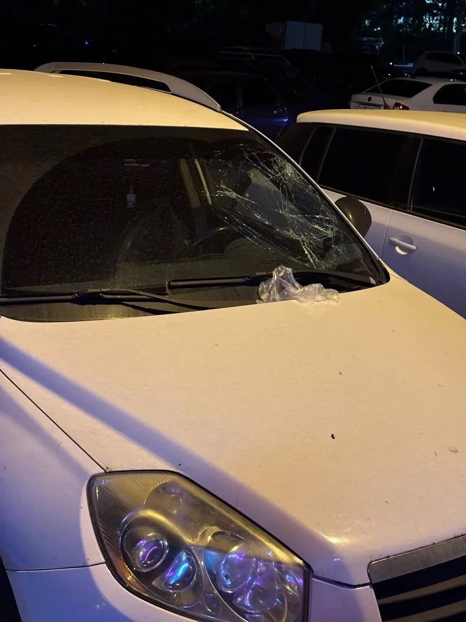 🤬 Подростки в ЖК «Цветной бульвар» по ночам забрасывают автомобили пакетами с водой, повреждая лобо