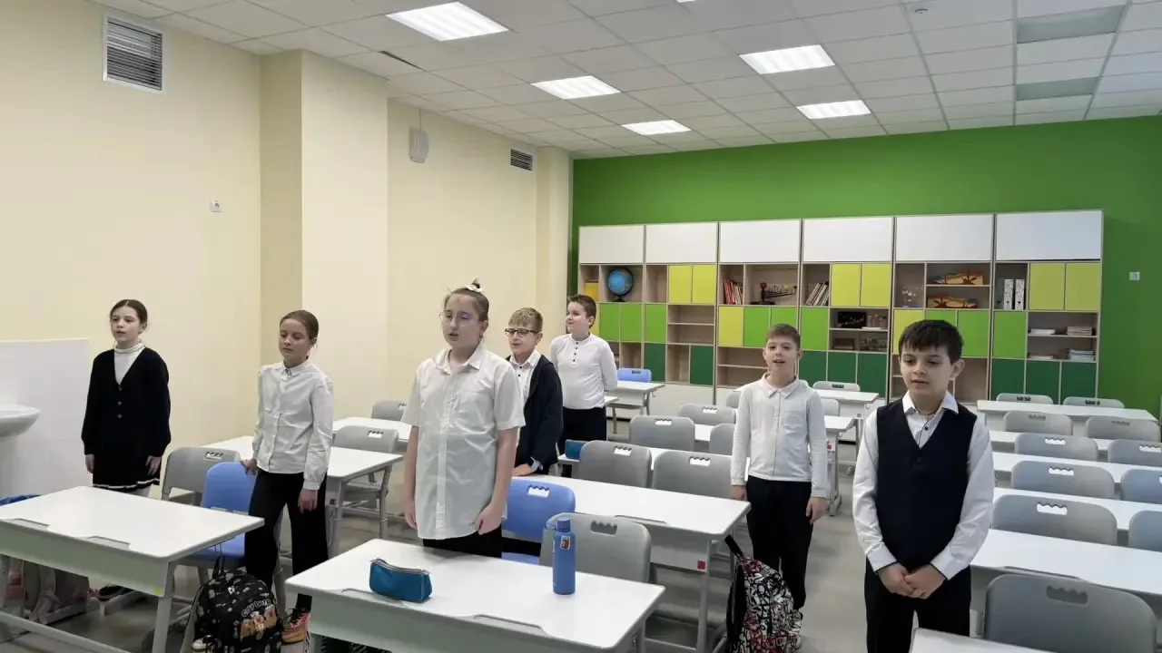 🇷🇺РАЗГОВОРЫ О ВАЖНОМ🇷🇺   👩‍💻Сегодня, 9 февраля, во 2-м корпусе МАОУ “Школа No 32” после пения гимна 