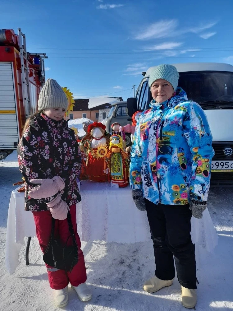 В окружном конкурсе на лучшую масленичную куклу "Сударыня Масленица" учитель информатик...