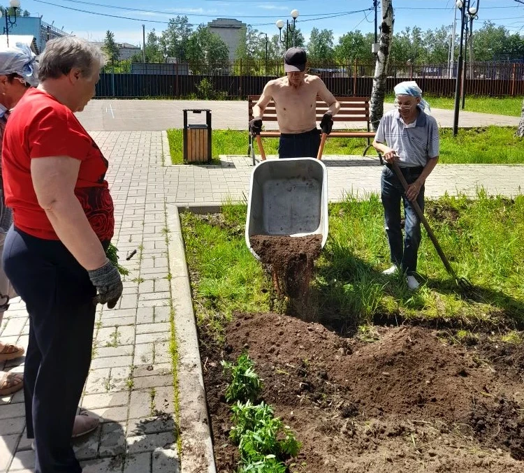 🌺🌺🌺Члены Общественной палаты разбили большую, уже четвертую по счету, клумбу в парке

Четвертая п