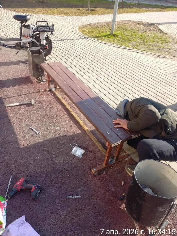 🛠 В рамках весенних работ уделяем внимание не только детским площадкам, но и другим элементам дворов