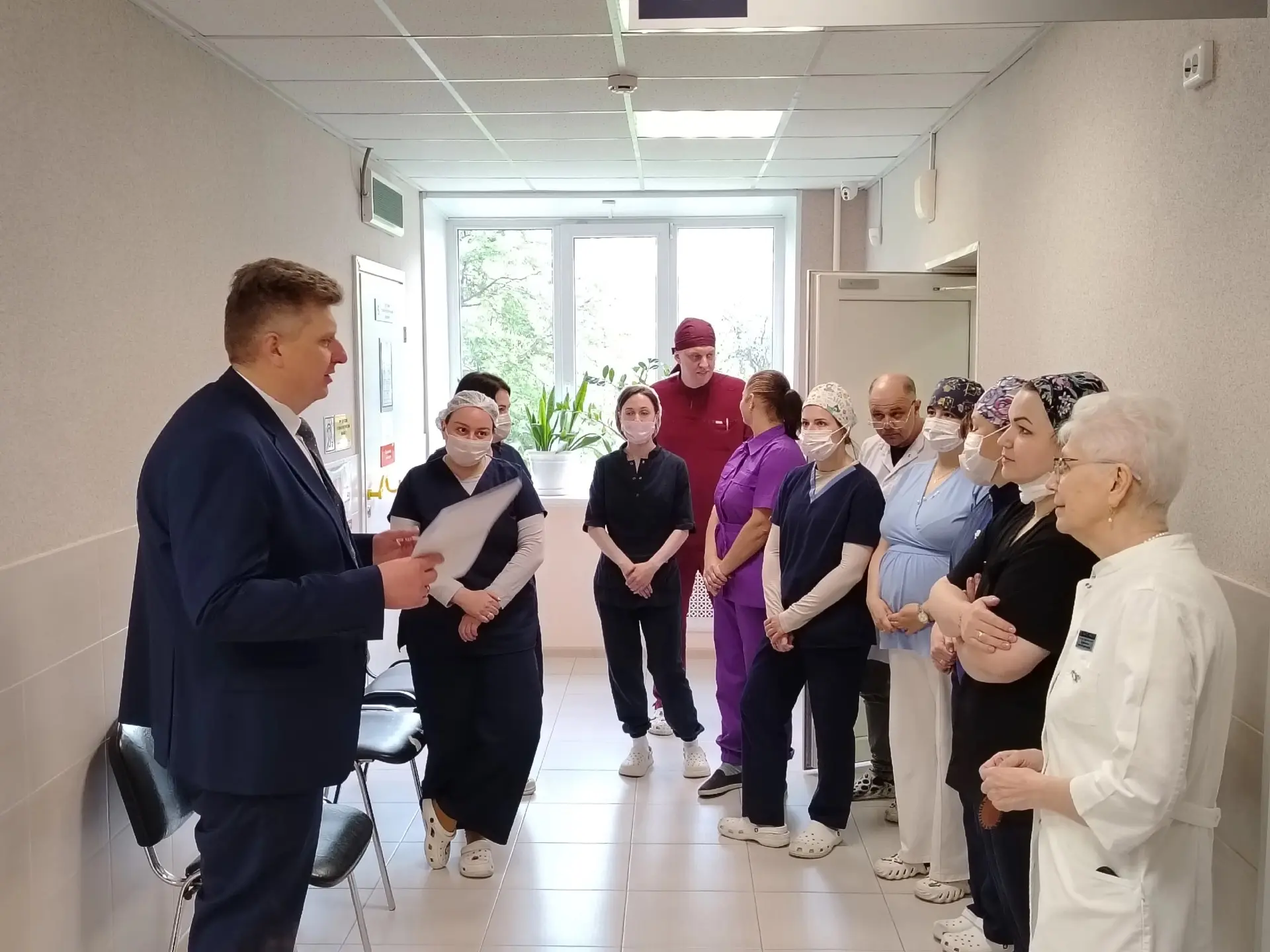 В преддверии Дня медицинского работника главный врач Кустенков А.А. продолжил традицию ...