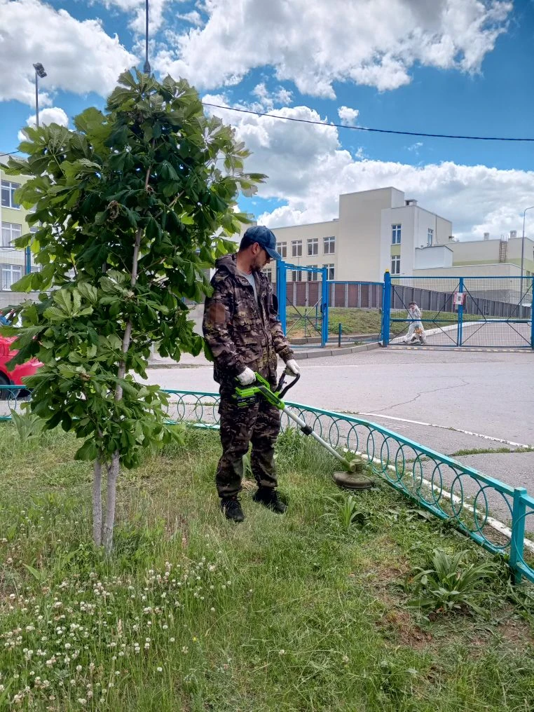 Покос травы на придомовой территории ЖК "Изумрудный"
