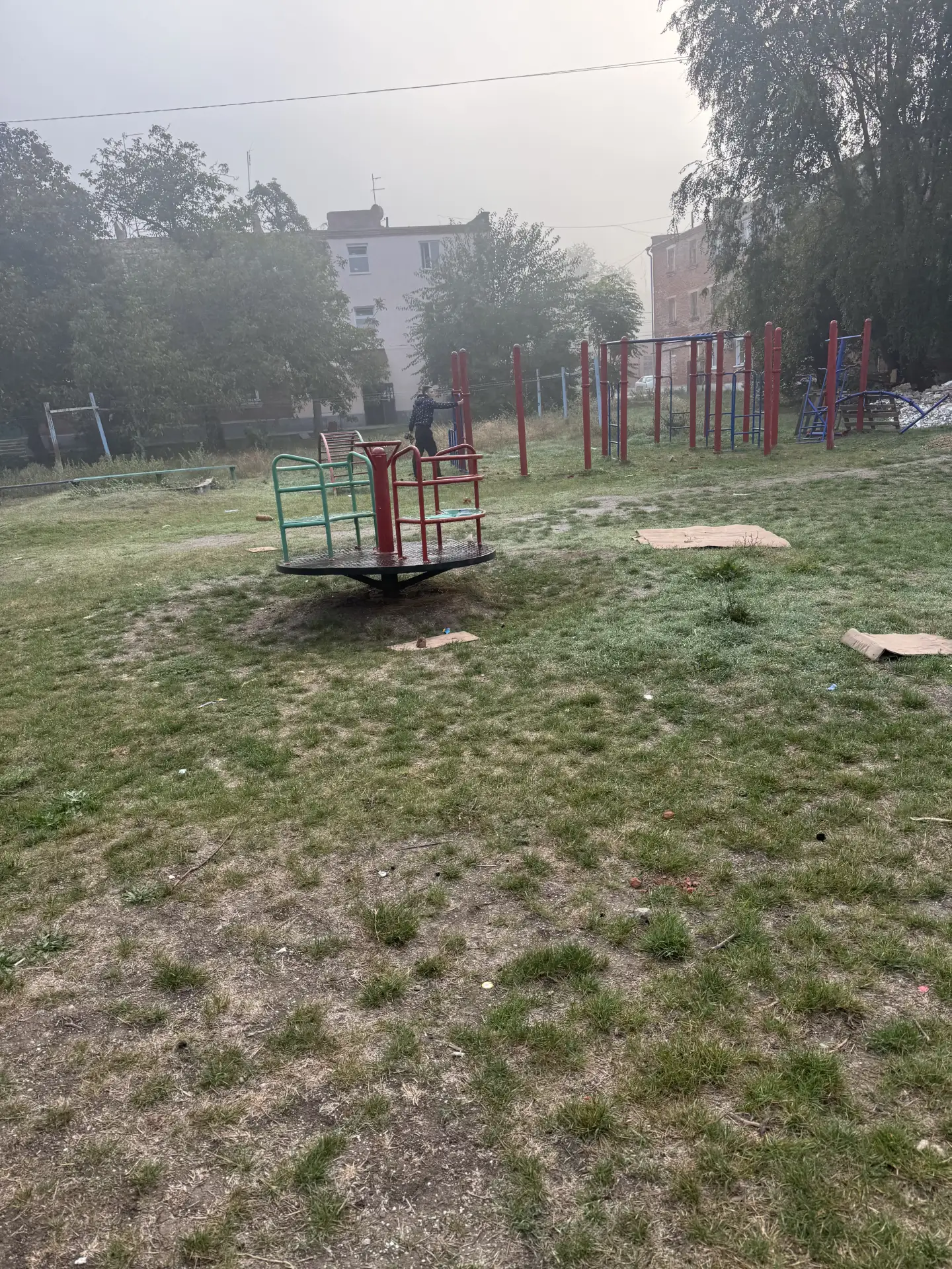 В мкр. Сахарный завод, около общежитий идет демонтаж детского городка и спил металличес...