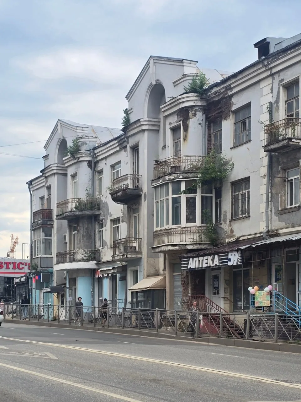 Когда то, в далёком 80-90х ,я жила в этом доме и он уже тогда считался аварийным и все ...