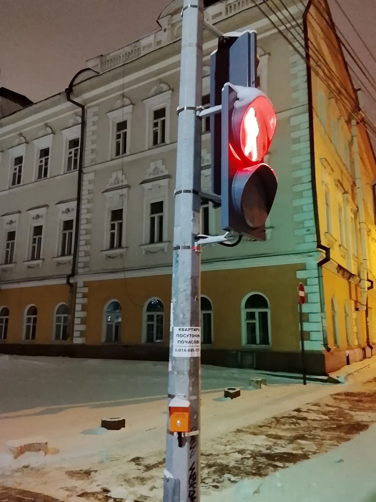 🚦 Внимание на улице Желябова, теперь на пешеходном переход установлен и работает, светофор, машины 