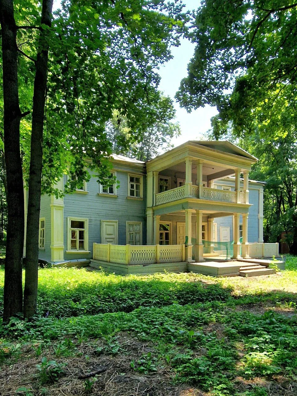 🏛 Флигель в усадьбе Строгановых
#РайонЮжноеТушино

📌 По данным некоторых источников, здание было у