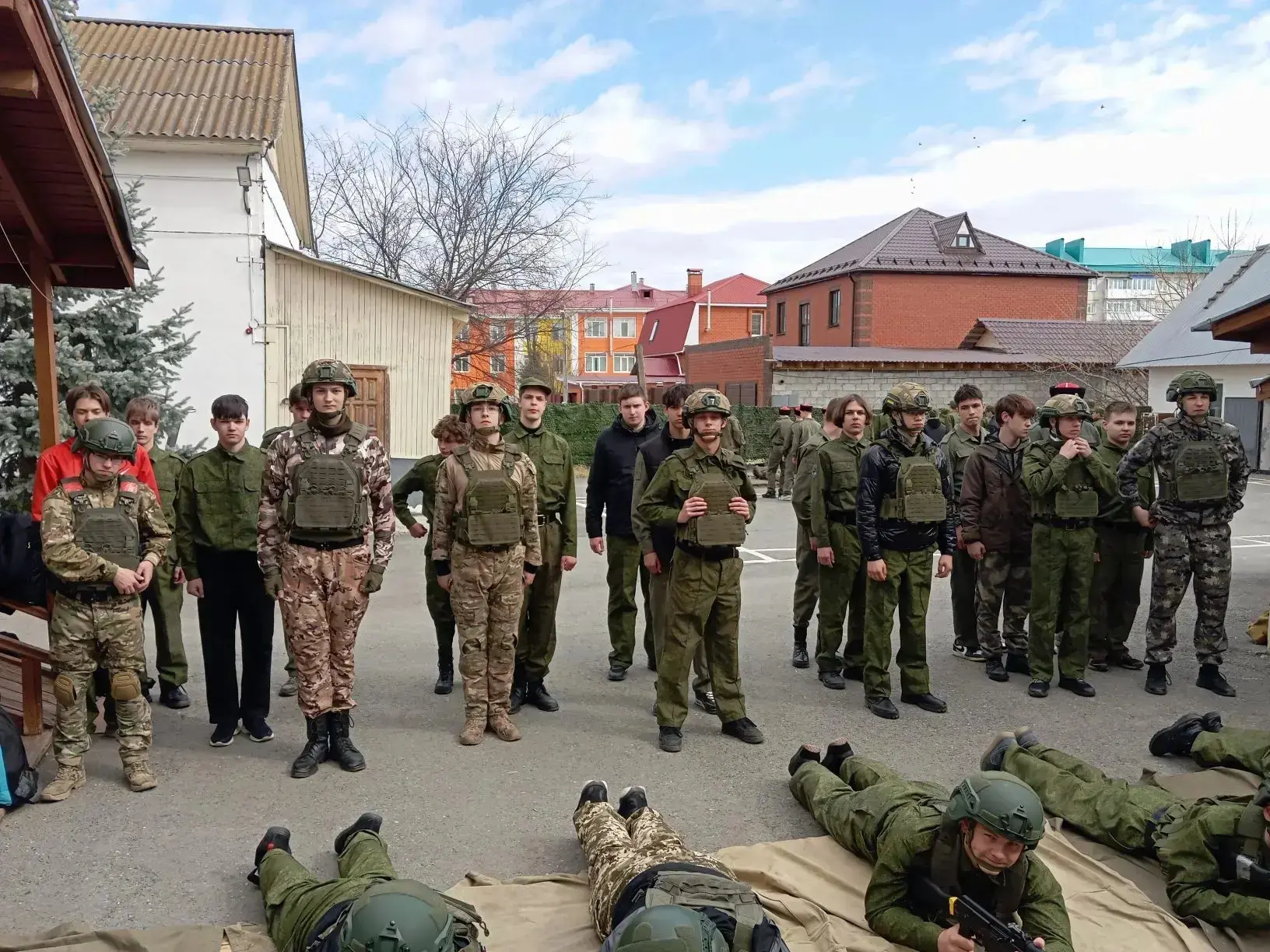 🚨 Второй день сборов — не до скуки!  У парней: ГТО и строевая. Выглядит серьёзно 💪  У девчонок день 